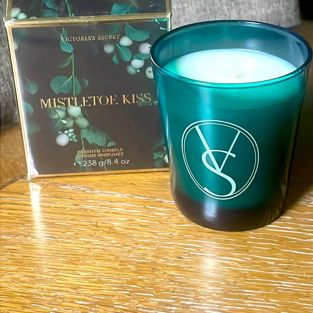 BNWT Victoria’s Secret Mistletoe Kiss Candle